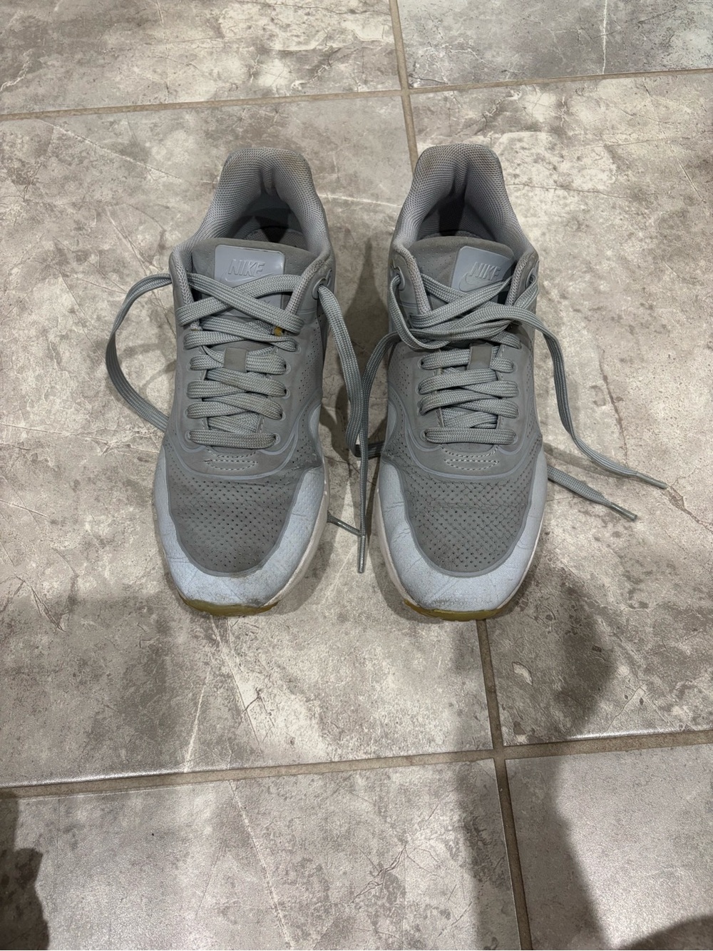 Nike Men’s Light Gray Athletic Sneakers